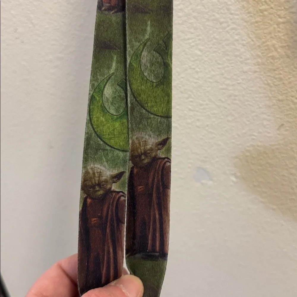 Vintage Star Wars Yoda lanyard. Great used condition. Squeeze clip separator.